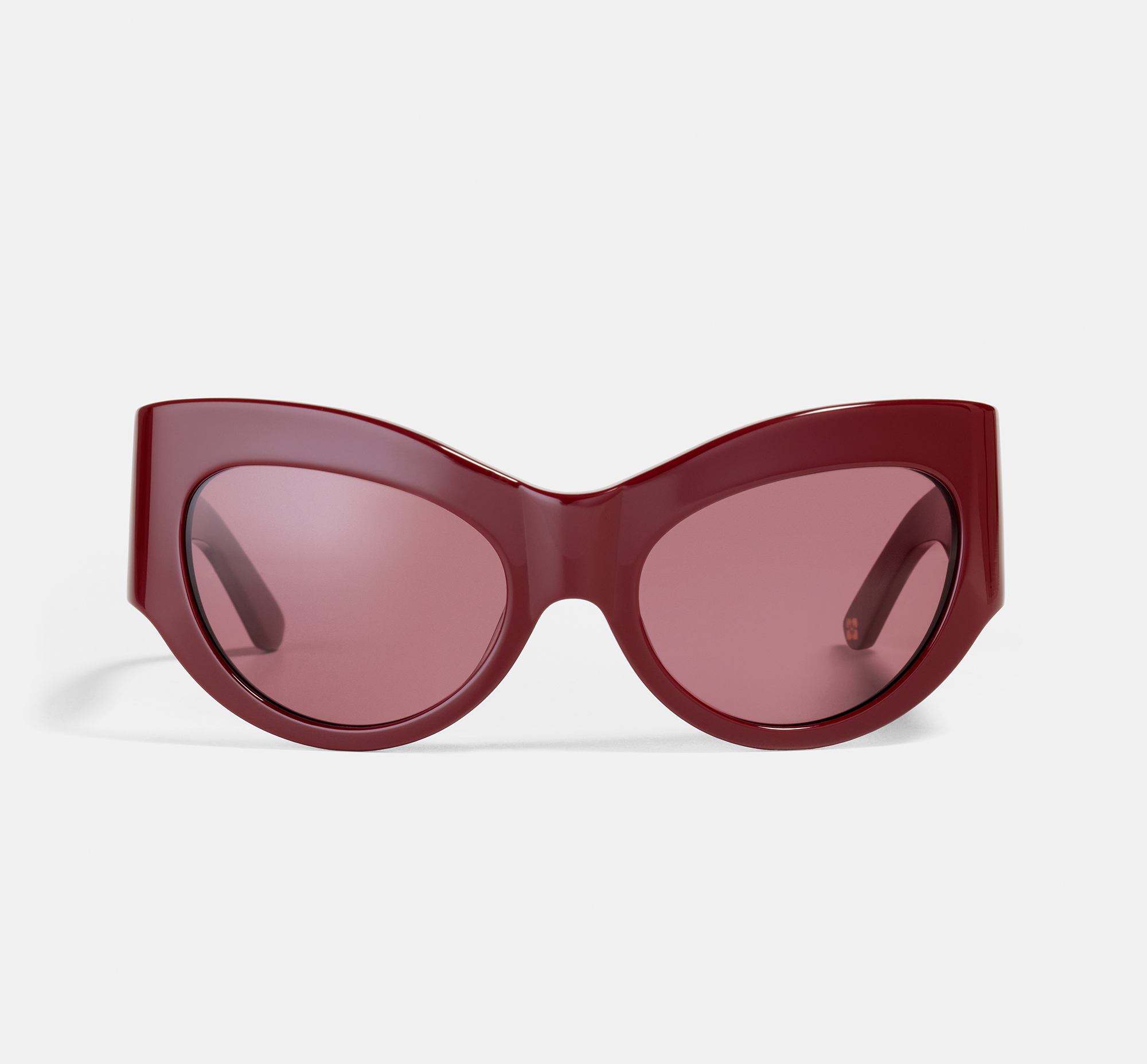 Trixie x GANNI Rødvin | Oval Recycled Sunglasses